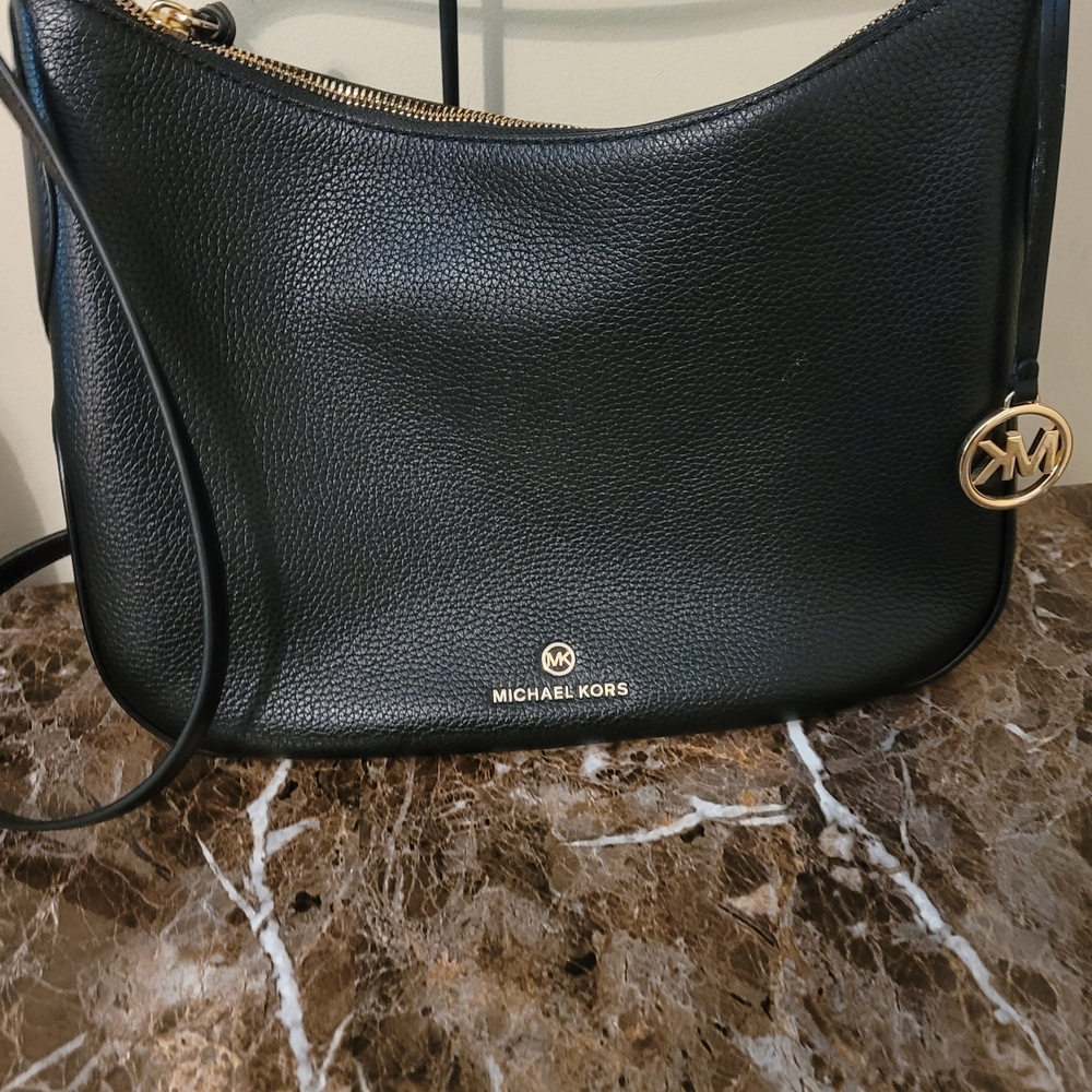 Michael Kors Black Shoulder Bag with Sleek Design